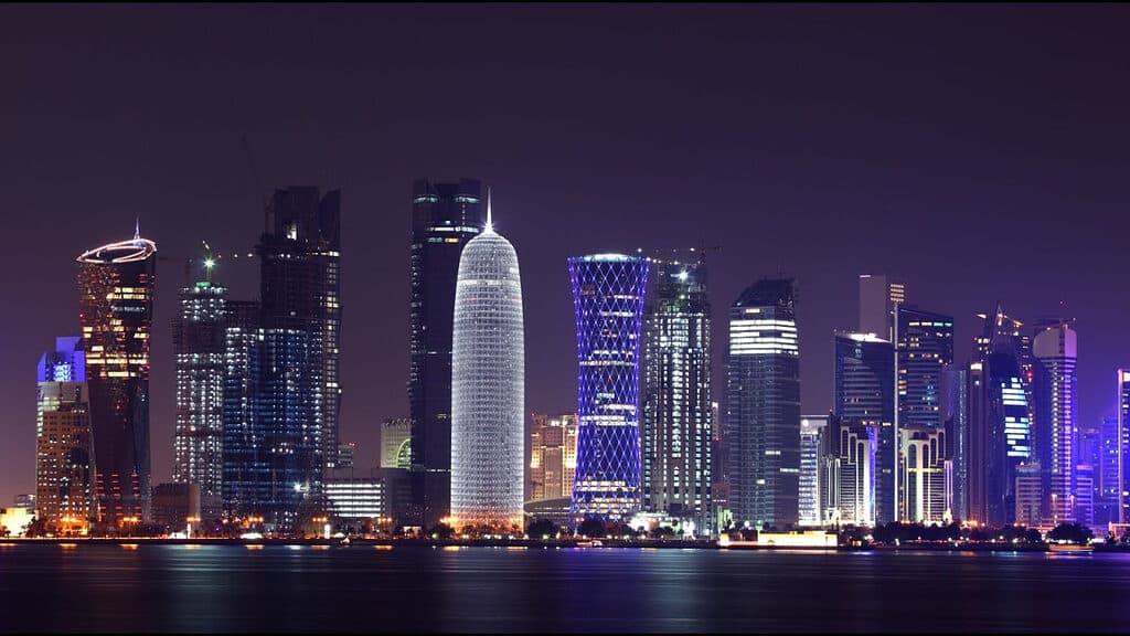 العمل في قطر 2022 جميع التفاصيل المساعدة للسفر